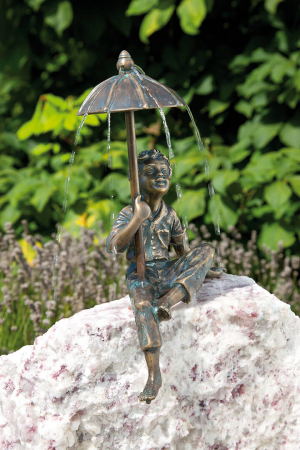 Bronzeskulptur Flo mit Schirm