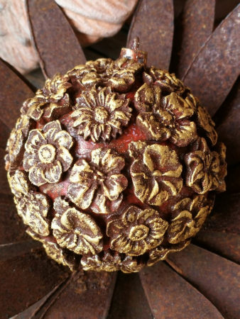 Blüten-Kugel im Rostlook mit Goldakzenten