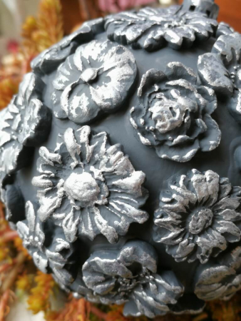 Blüten-Kugel im Stahllook mit Silberakzenten