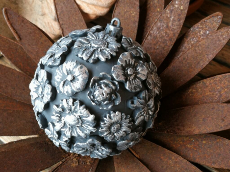 Blüten-Kugel im Stahllook mit Silberakzenten