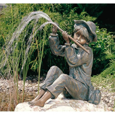 Bronzeskulptur Hans klein, flötenspielend, wasserspeiend