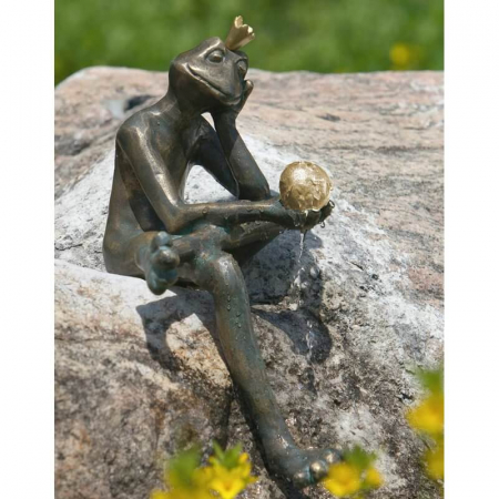 Bronzeskulptur Froschkönig Borris, wasserspeiend