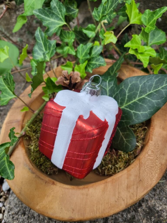 Christbaumkugel Geschenk rot gestreift, weiße Schleife