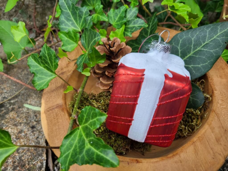 Christbaumkugel Geschenk rot gestreift, weiße Schleife