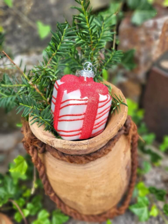 Christbaumkugel Geschenk weiß, rote Streifen, rote Schleife