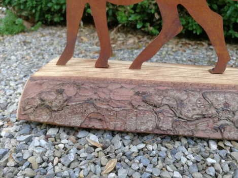 Edelrost Hirsch mit Schlitten auf Holzbrett