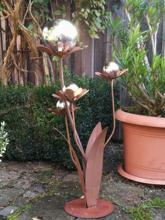 Edelrost Blume Ferrum mit Edelstahlkugeln