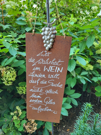 Edelrost Schild mit Weintraube - Wahrheit, Wein