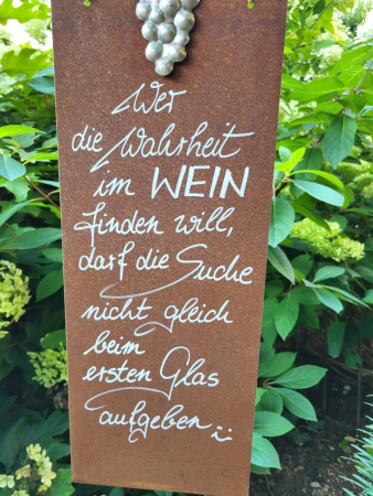 Edelrost Schild mit Weintraube - Wahrheit, Wein