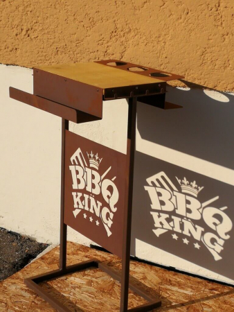 Edelrost Grilltisch mit Spruchtafel BBQ King