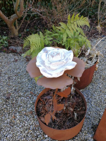 Edelrost Rose mit Polyresinblüte