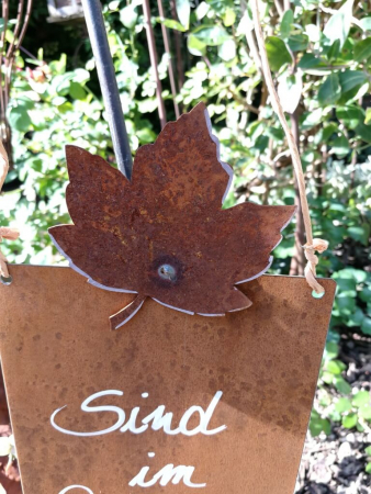 Edelrost Schild mit Ahornblatt "Sind im Garten"