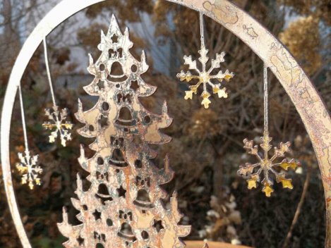 Edelrost Schneekugel Tannenbaum