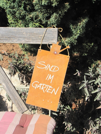 Edelrost Schild mit Gießkanne Sind im Garten