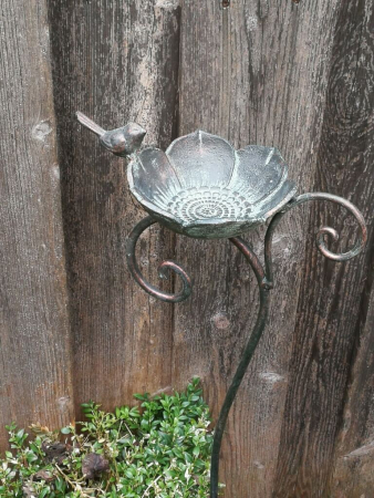 Gartenstecker Vogeltränke Viola, braun-grün aus Metall