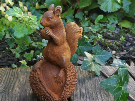 Gusseisen Eichhörnchen auf Kastanie