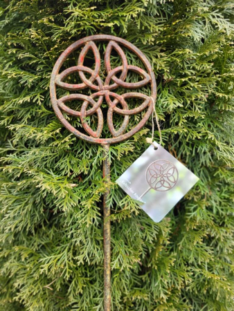 Edelrost Gusseisen Gartenstecker keltischer Knoten