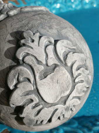 Shabby Dekokugel mit breitem Ornament, grau