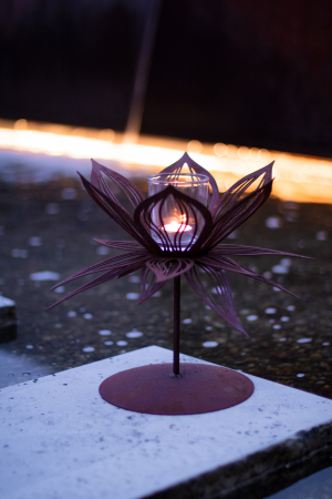 Edelrost Lotusständer mit Windlicht