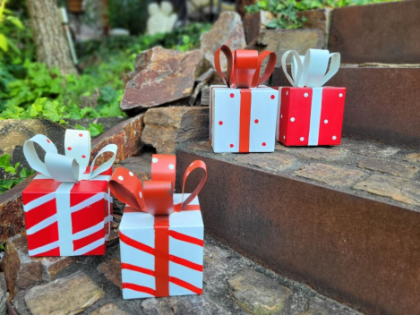 Metallgeschenk zum Stellen, rot mit weißen Punkten