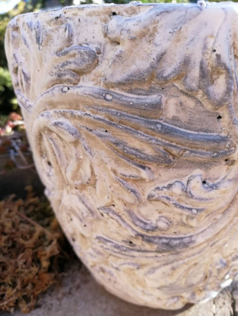 Pflanzvase Valo Ranke creme aus Zement