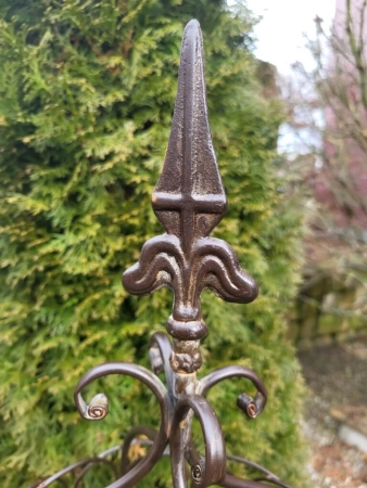 Rankobelisk mit Lilienspitze, schwarz-braun lackiert