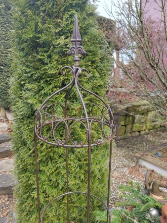 Rankobelisk mit Lilienspitze, schwarz-braun lackiert