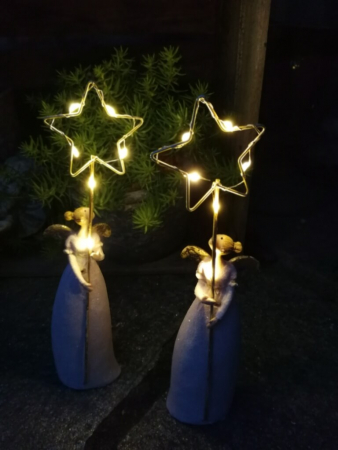 LED Engel Franzi mit Stern, Blick nach rechts