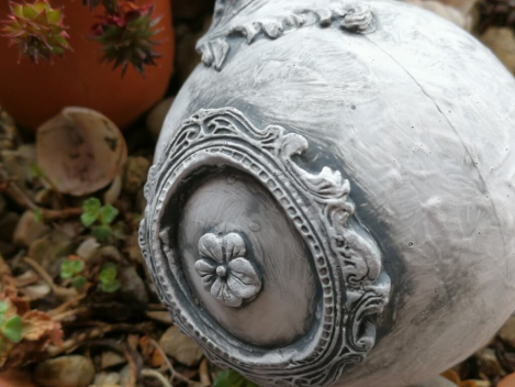Shabby Dekokugel mit Barock-Rahmen kleine Blüte, grau