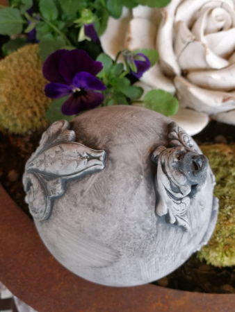 Shabby Dekokugel mit Fleur de lys, grau
