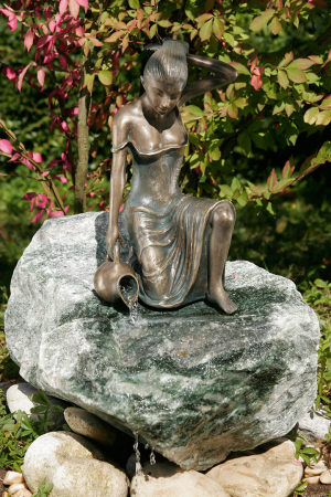 Bronzeskulptur Letizia klein, wasserspeiend