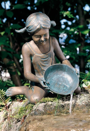 Bronzeskulptur Sara, wasserspeiend