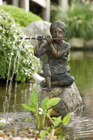Bronzeskulptur Sören flötenspielend, wasserspeiend