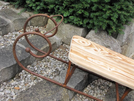 Edelrost Dekoschlitten mit Sitzfläche aus Holz