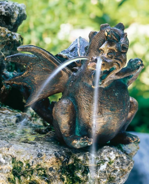 Bronzeskulptur Drache Missy, wasserspeiend