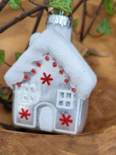 Christbaumkugel Haus Nellas, weiß mit Flocke