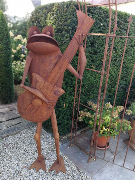 Edelrost Frosch mit Gitarre