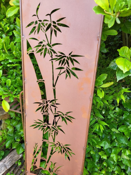 Edelrost Gartenschild Bambus auf Stein