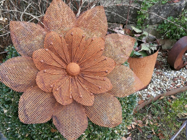 Edelrost Gartenstecker Blüte Viola