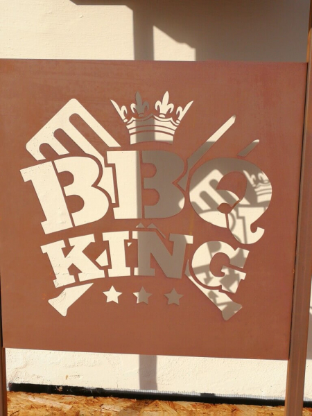 Edelrost Grilltisch mit Spruchtafel BBQ King
