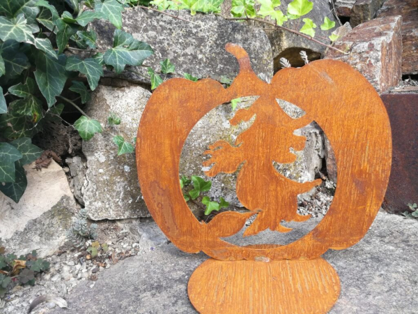 Edelrost Halloween Kürbis mit Hexe, auf Platte
