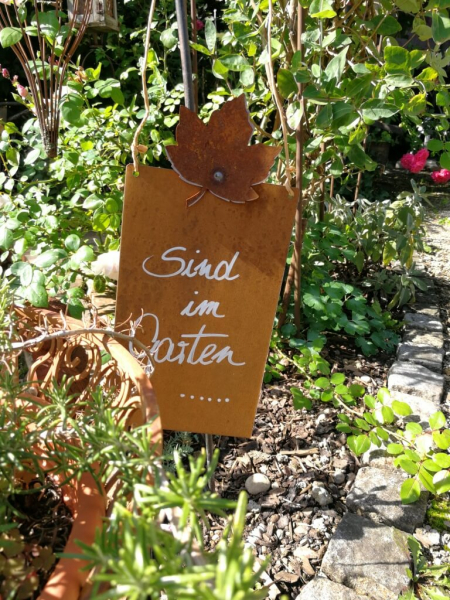 Edelrost Schild mit Ahornblatt "Sind im Garten"