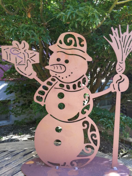 Edelrost Schneemann mit Geschenk