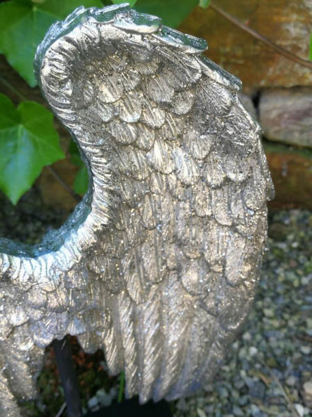 Skulptur Engelsflügel auf Podest, silber