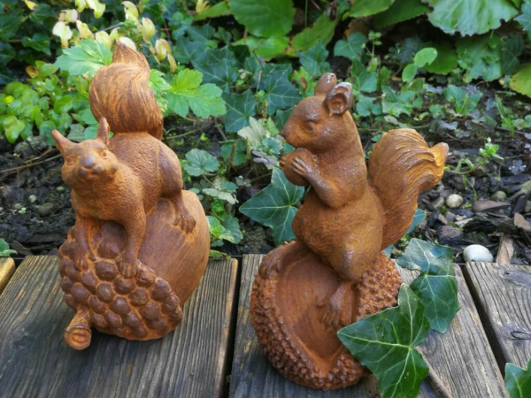 Gusseisen Eichhörnchen auf Eichel