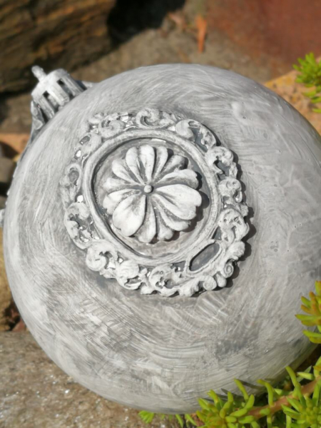 Shabby Dekokugel mit Barock-Rahmen große Blüte, grau