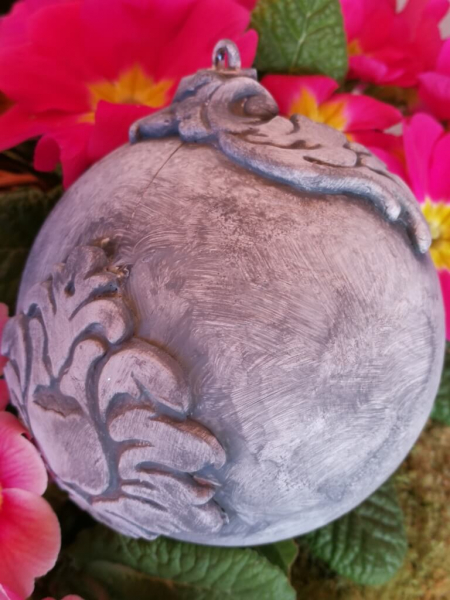Shabby Dekokugel mit breitem Ornament, grau