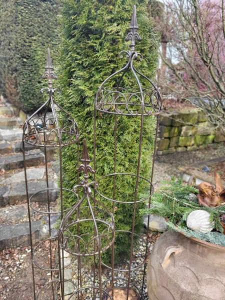 Rankobelisk mit Lilienspitze, schwarz-braun lackiert