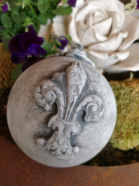 Shabby Dekokugel mit Fleur de lys, grau