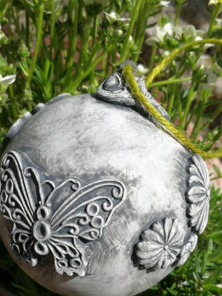 Shabby Dekokugel mit Schmetterlingen, grau